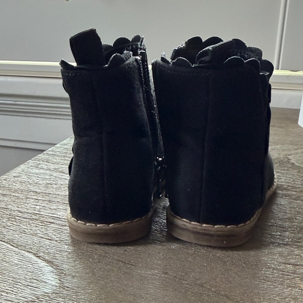 GAP Black Scalloped Ankle Boots for Kids - Picture 6 of 12